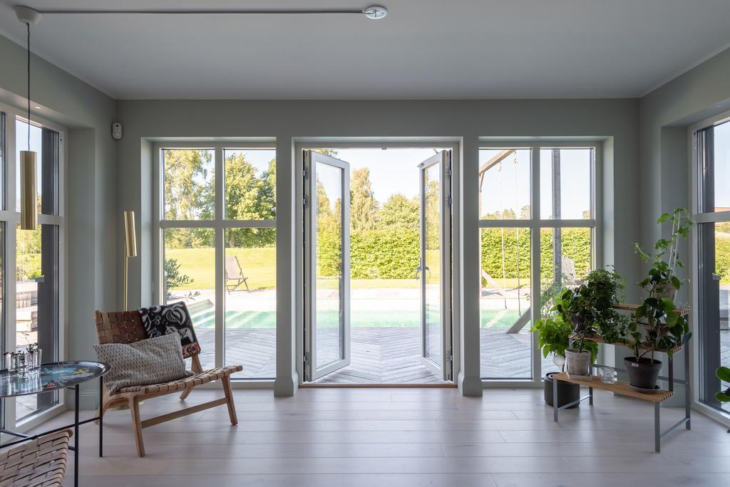 Utgång från vardagsrum till poolområdet 