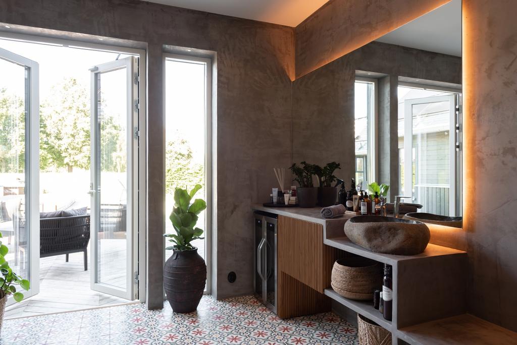 Relax med utgång till poolområdet 