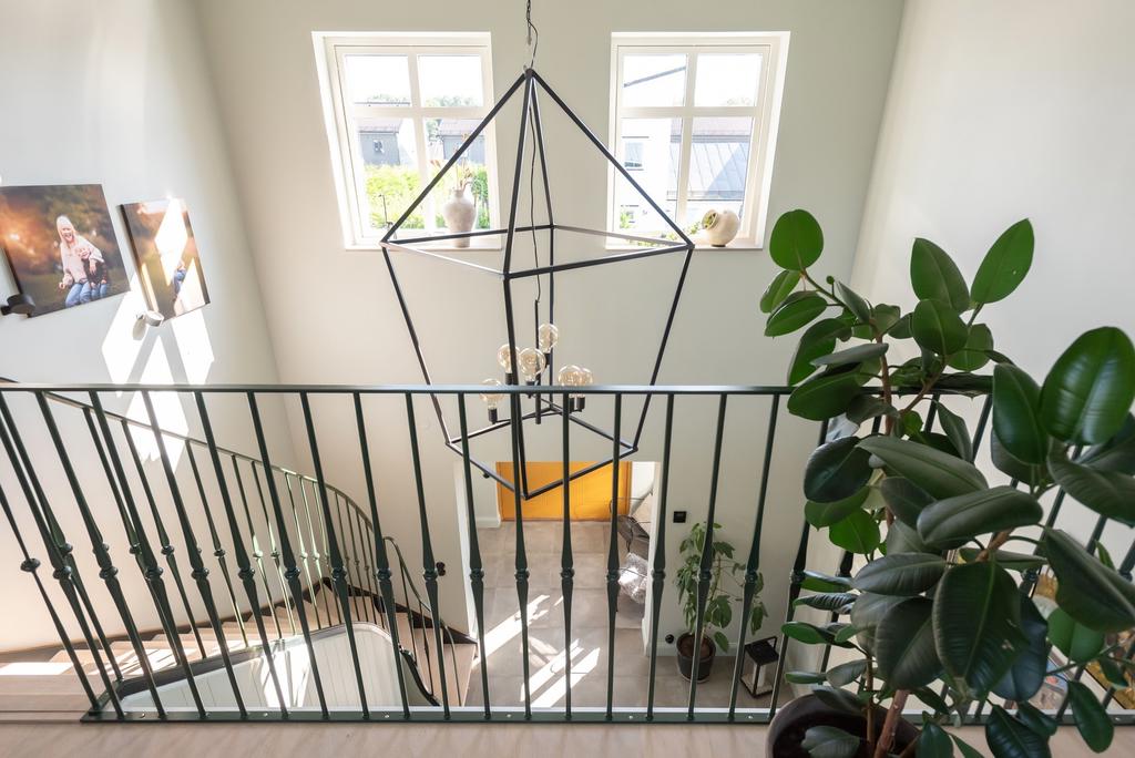 Vy från övre plan ner mot entré