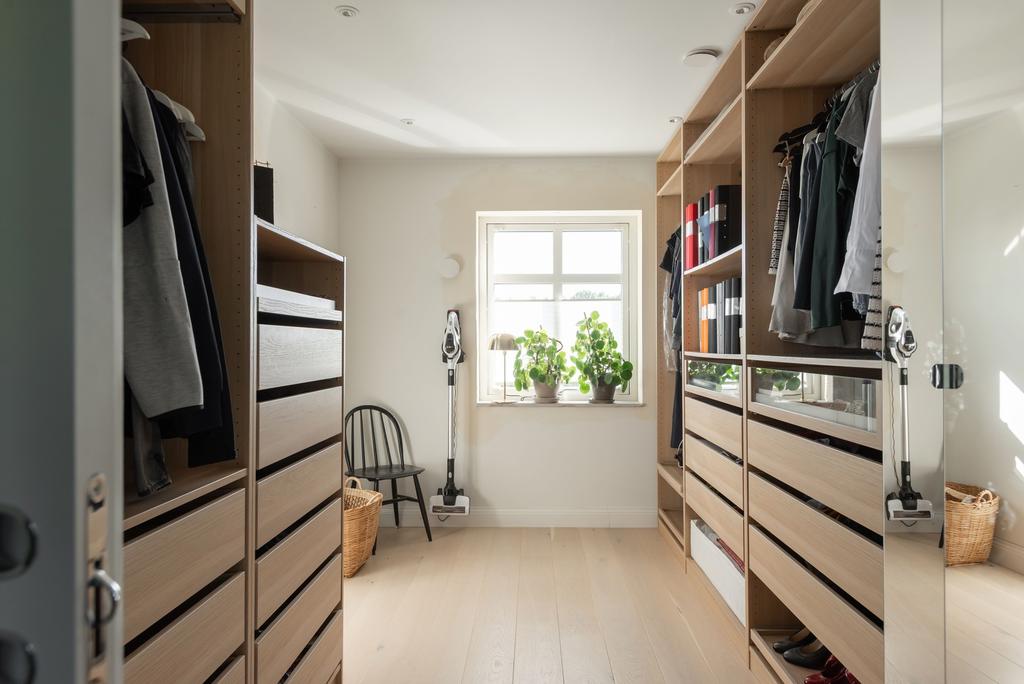 Walk in closet i master bedroom