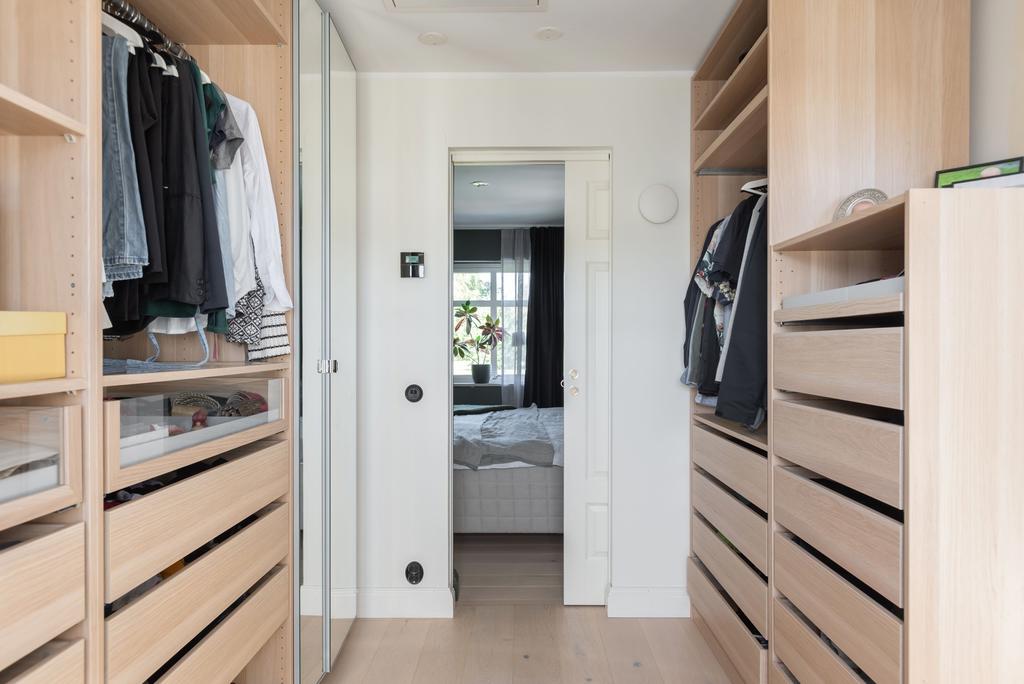 Walk in closet i master bedroom