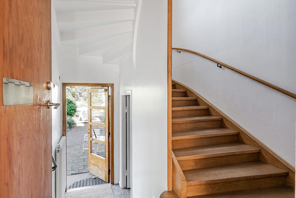 Trapphus med entré mot gården