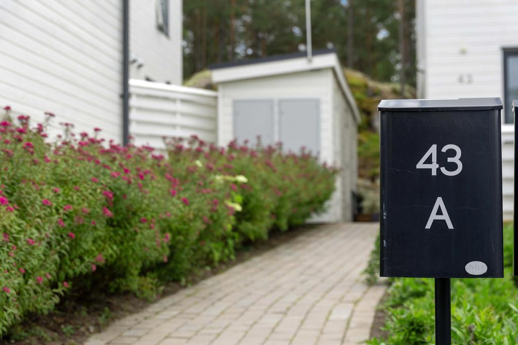 Entré med trevlig växtlighet