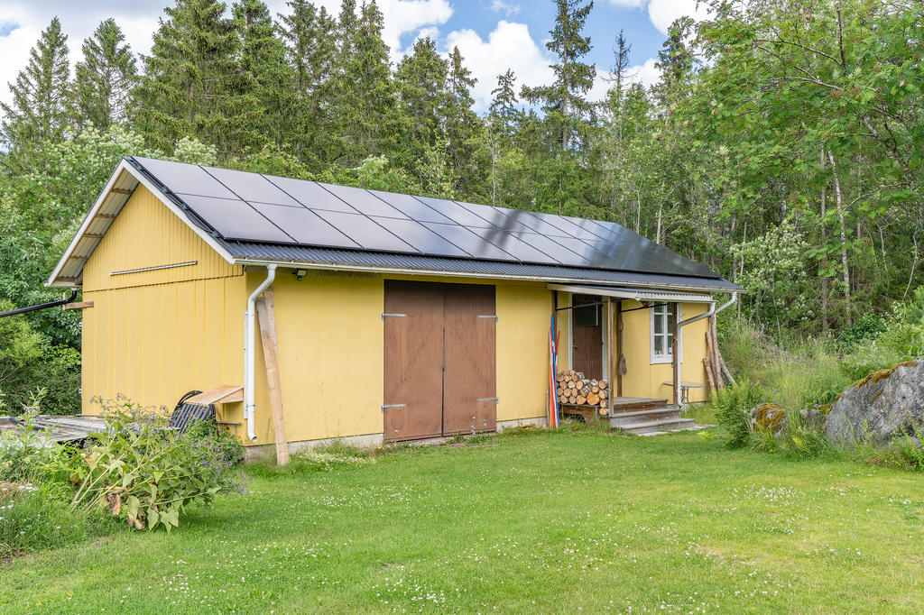 Rejäl uthusbyggnad med goda förvaringsmöjligheter. En isolerad del som kan bli till exempelvis ett gästrum. Solceller från 2024 på tak!