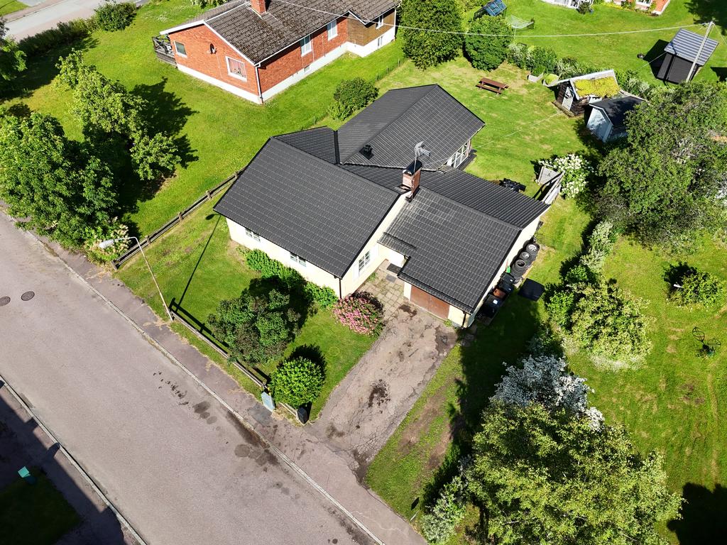 En enplansvilla utan källare med vidbyggt garage. 