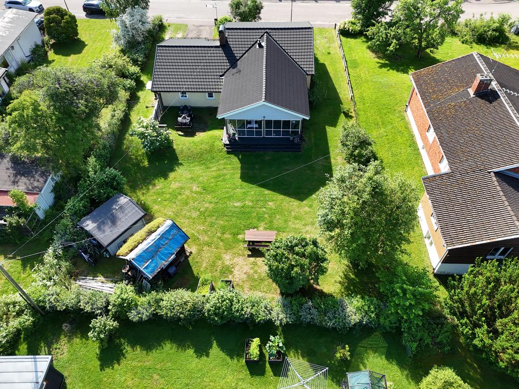 Huset byggdes ut 2013 med matsal och en altan som inglasades 2014/2015. 