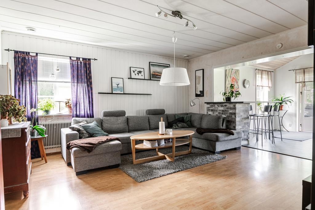 Vardagsrum med öppen planlösning mot tillbyggnad