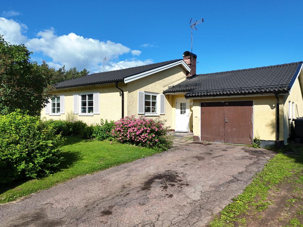 Vackert puts hus med välkomnande entré. 