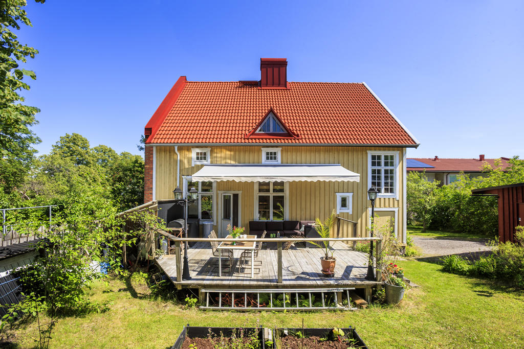 Privat baksida med gott om sällskapsutrymmen