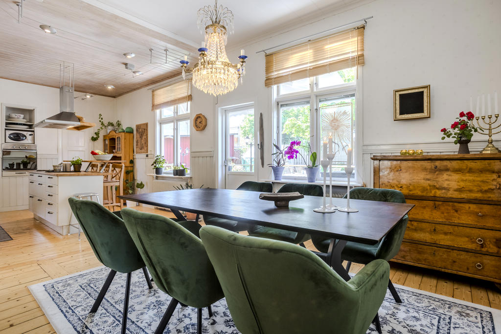 Ljus matplats med rum för både familj och vänner