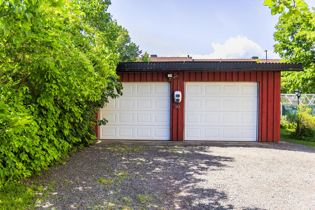 80 kvm garage med plats till fyra bilar