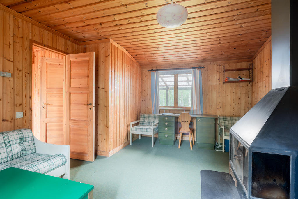 Gäststugans vardagsrum med braskamin