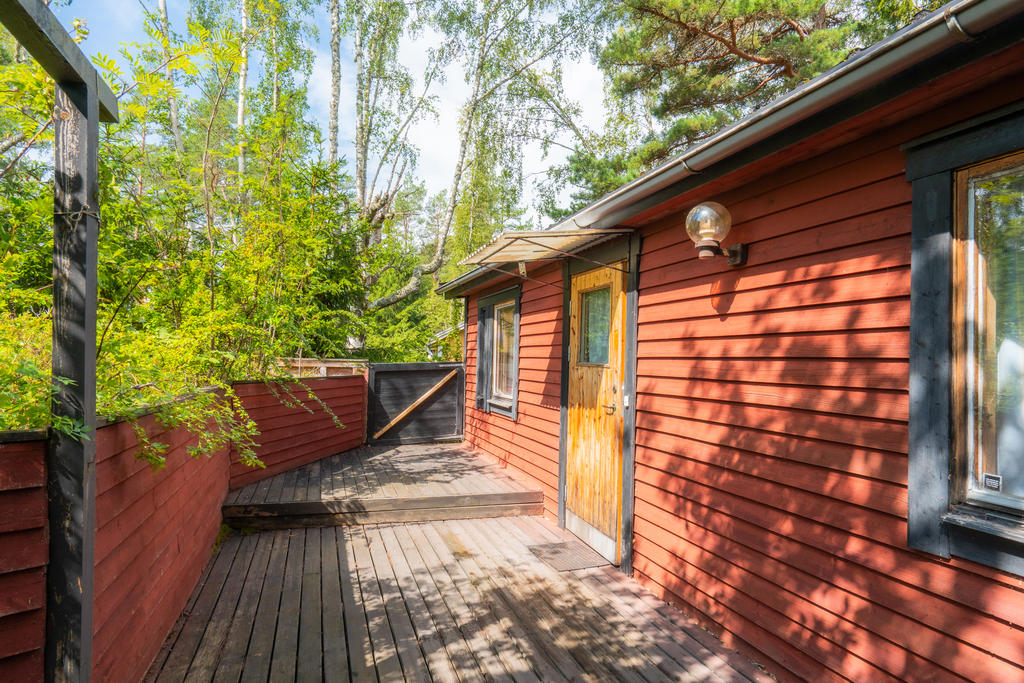Gäststugan har altandäck på framsidan