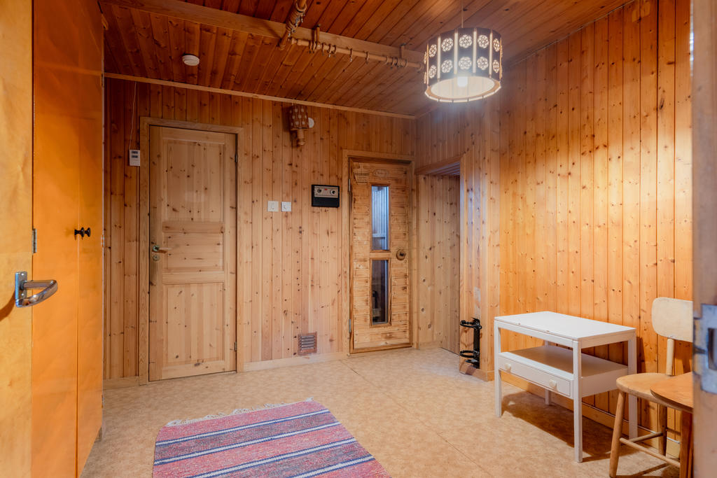 Hall med wc genom dörren till vänster och bastu till höger 