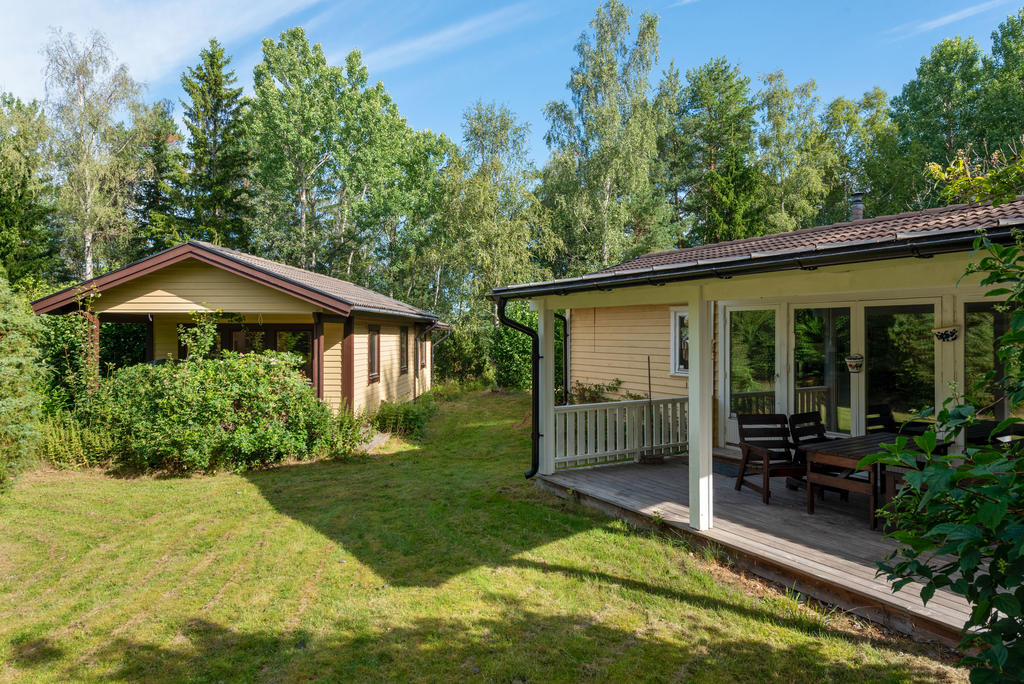 Gästhuset och huvudbyggnaden