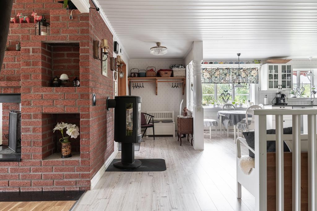Välkommen in! Här finner du direkt vid entrén en mysig kamin.
