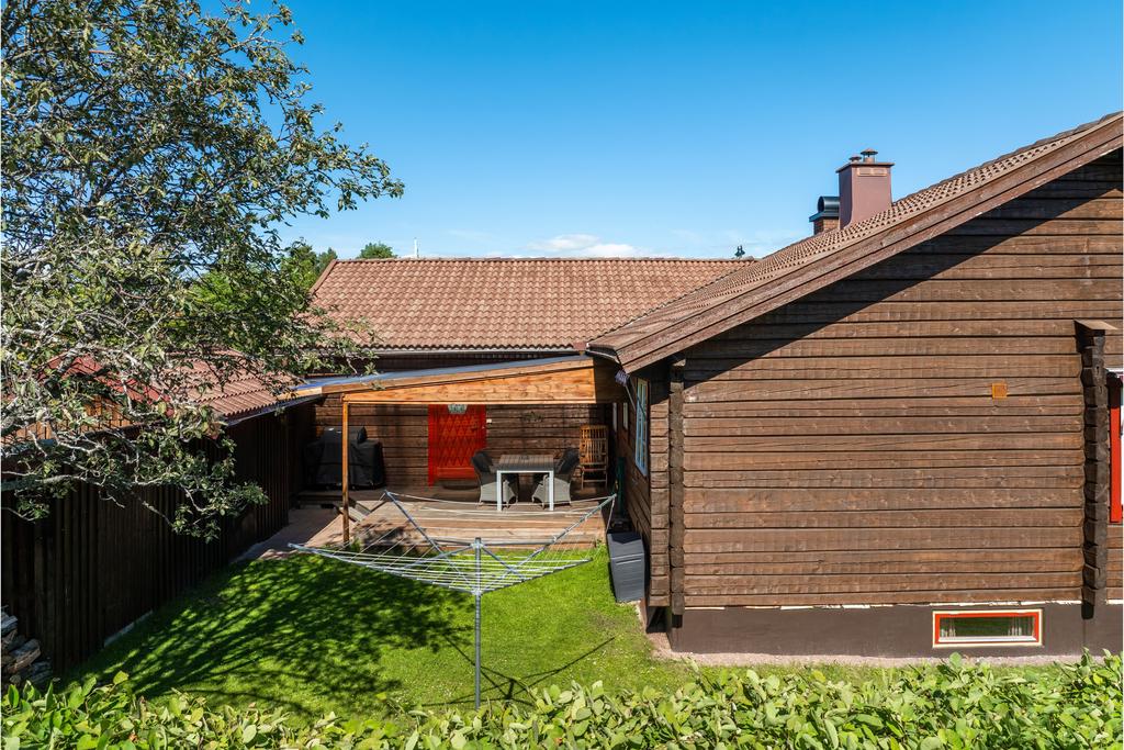 Uteplats på husets baksida.