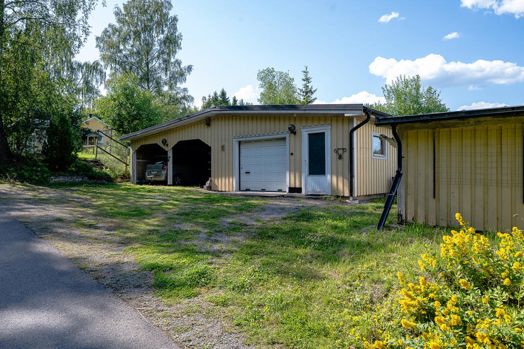 Väldigt gott om ekonomiutrymmen, dubbel carport, garage och flera förråd