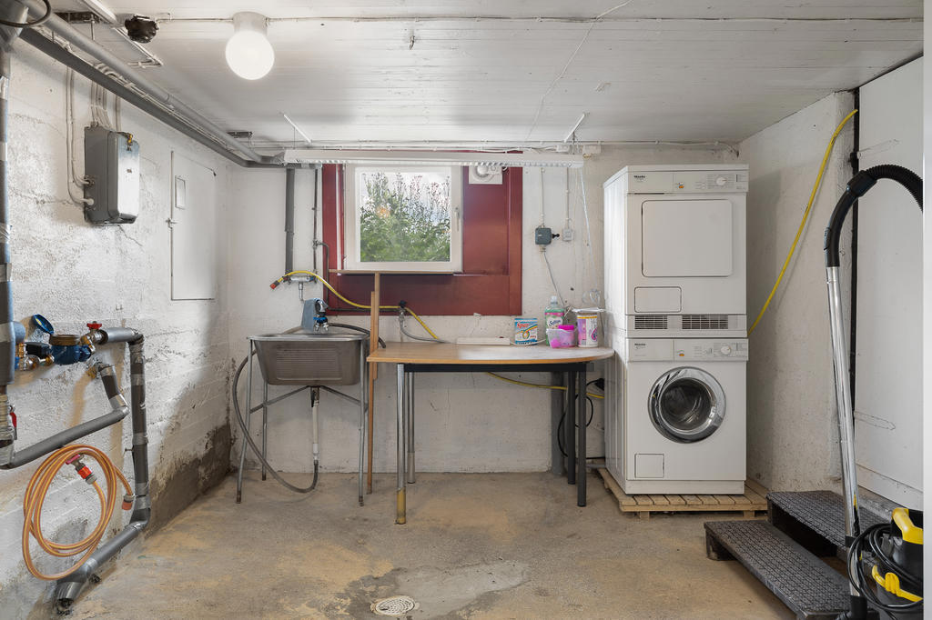 Tvättstuga i källardel som nås utifrån trädgården