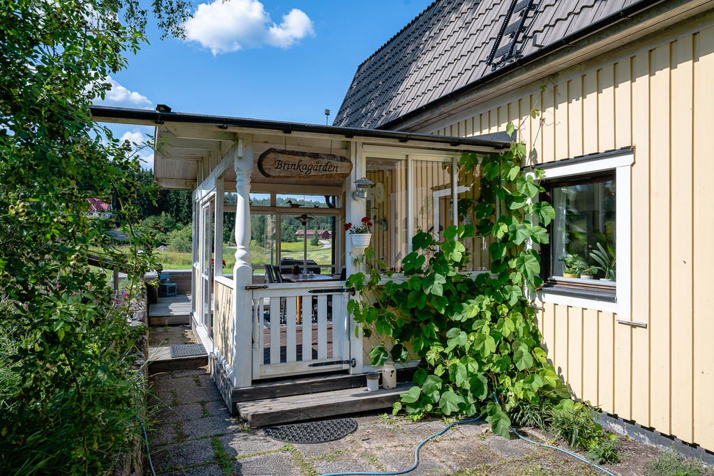 Välkomnande entré med inglasad altan