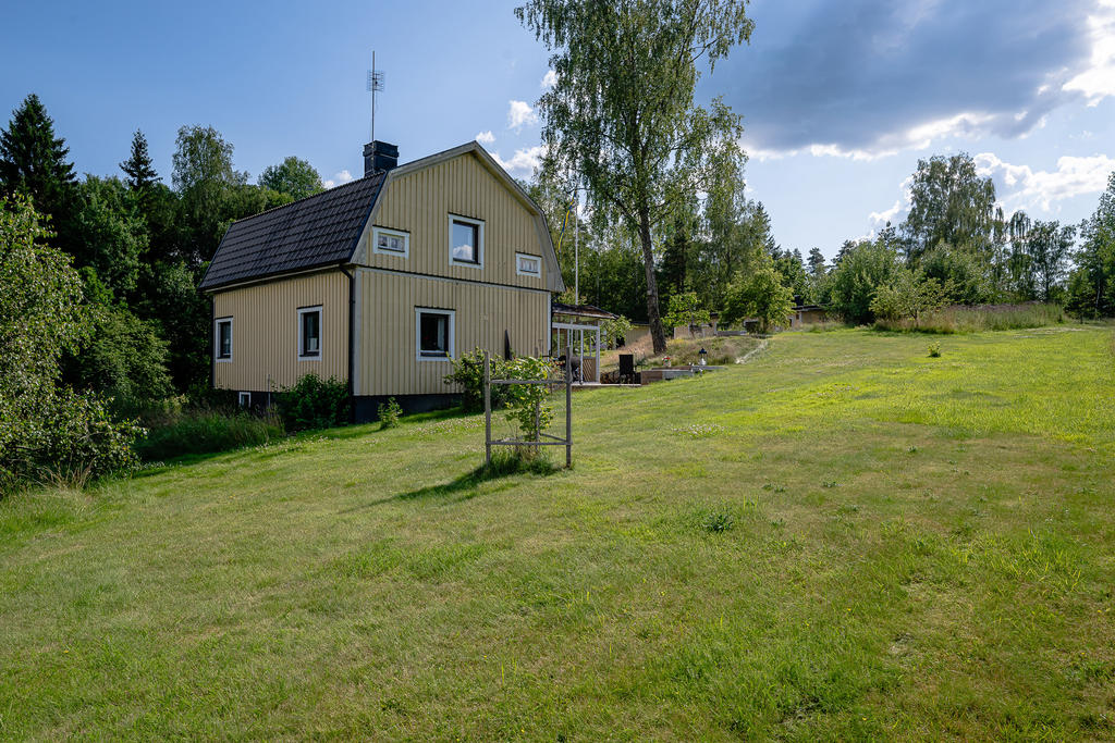 Stor och lekvänlig trädgårdstomt runt huset