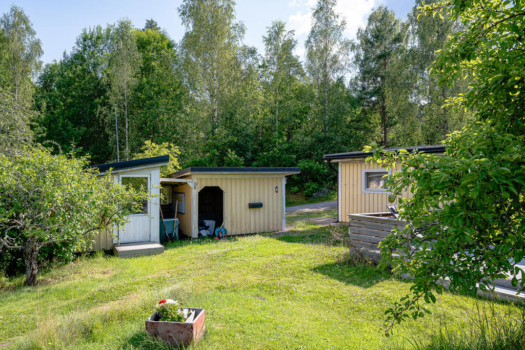 Gäststuga, förråd och uteplats