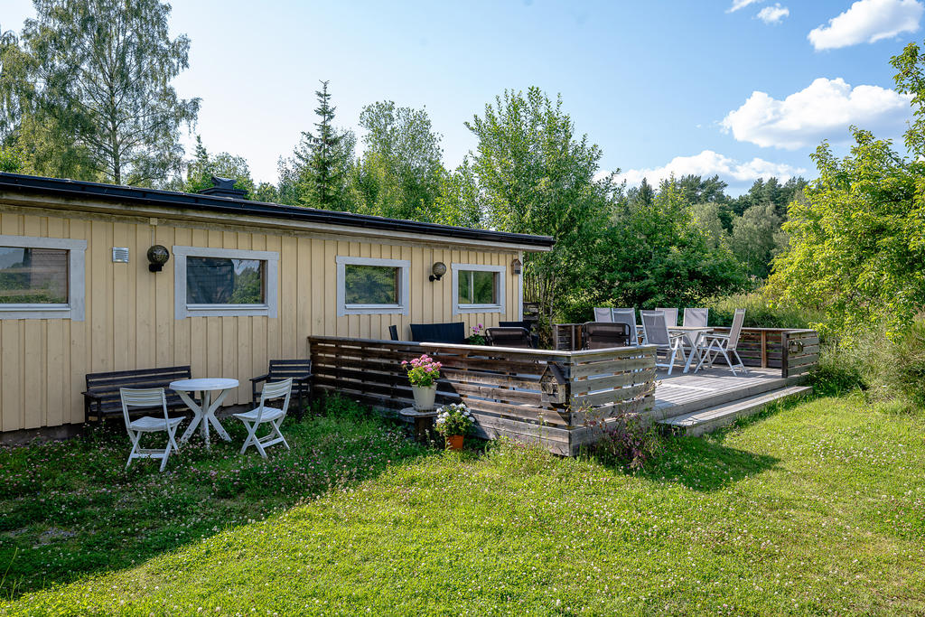 Öppen uteplats utmed garage/förråd