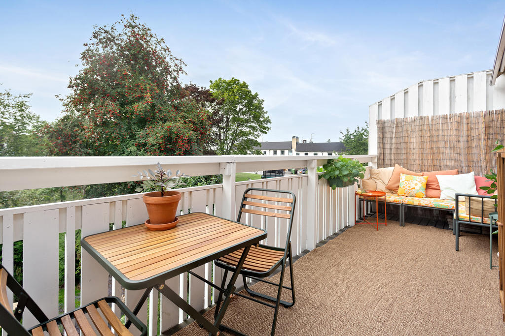 Stor balkong i sydväst som erbjuder många bra soltimmar och  möjlighet till flera möblemang