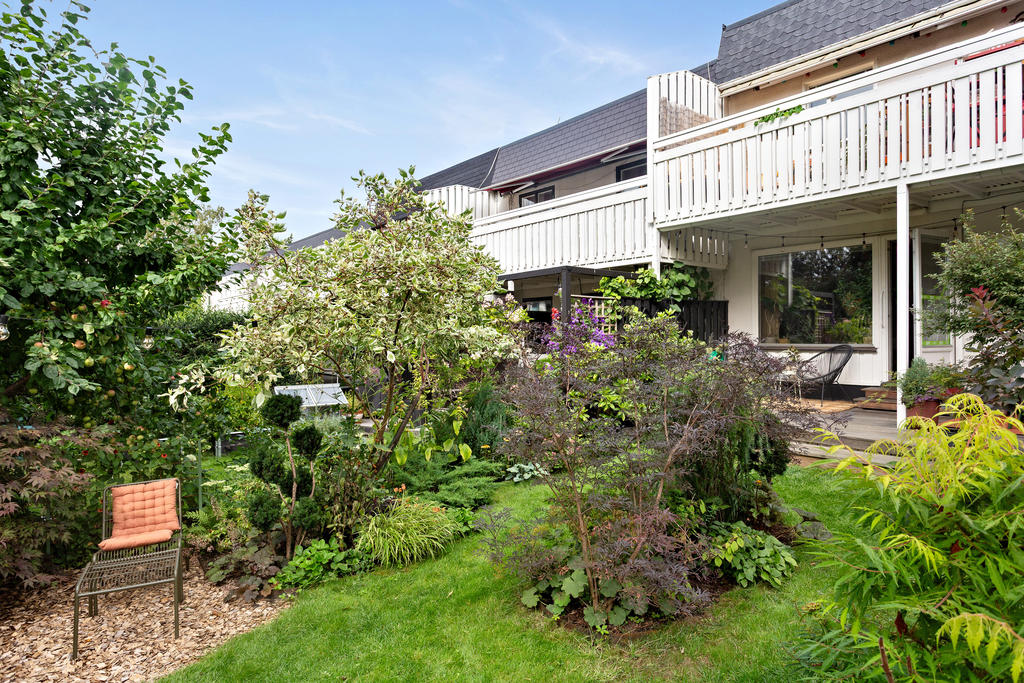 Små sittplatser är skapade bland de olika planteringszonerna