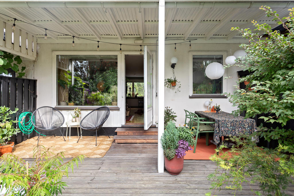 Väder skyddad terrass i bra storlek