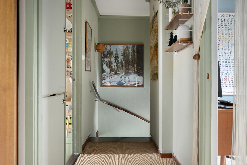 Inmålade taklister och Sisalmatta i övre hall