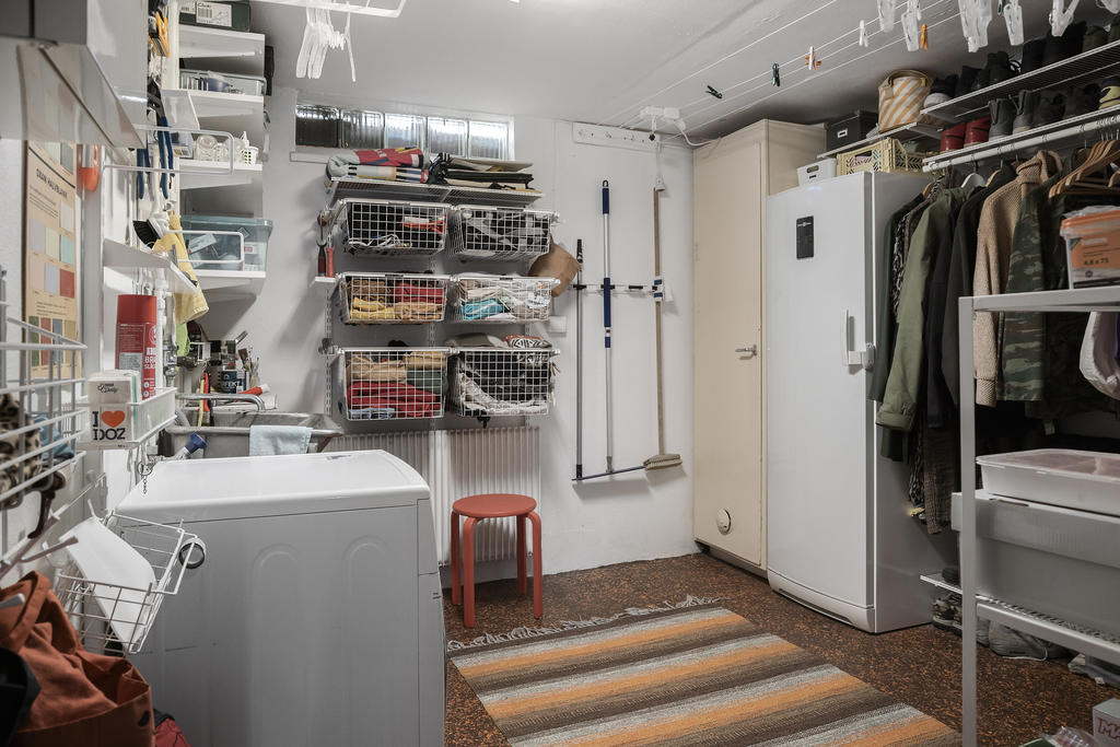 Tvättstuga med gott om förvaring.
