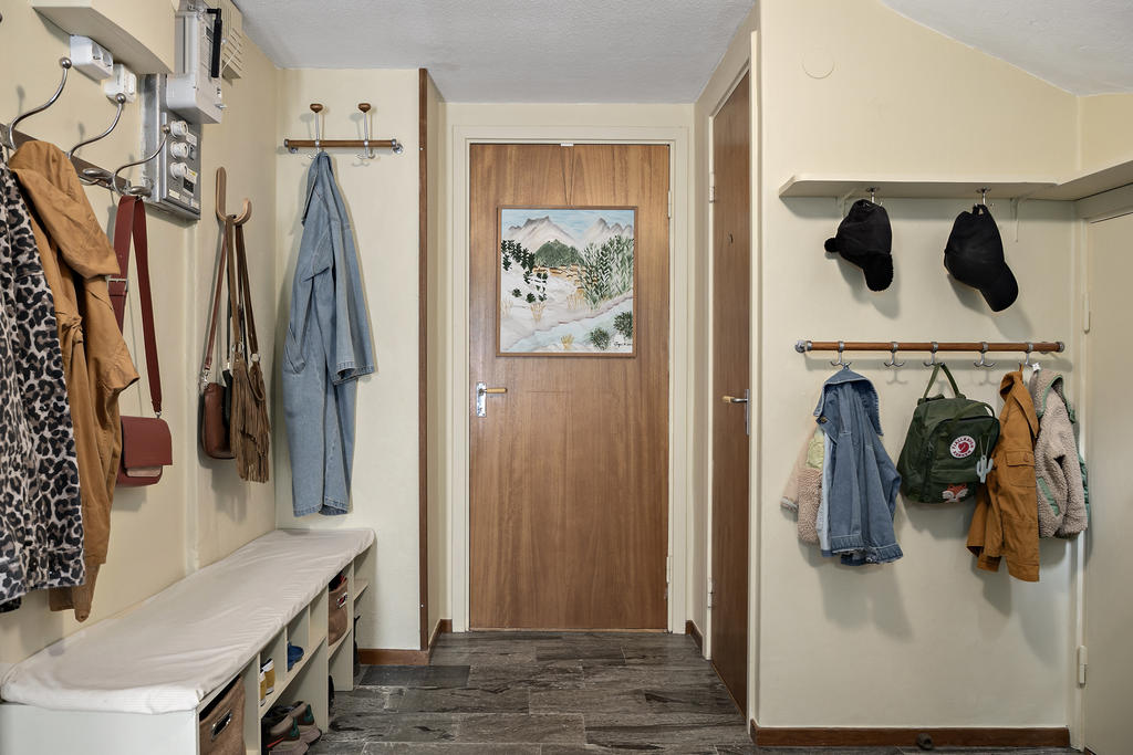 Wc, förråd och tvättstuga nås härifrån