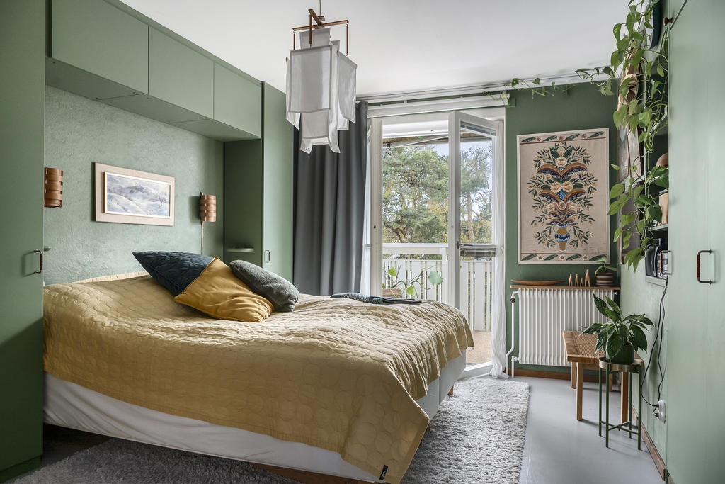 Sovrum 1 med utgång till balkong via dubbeldörrar