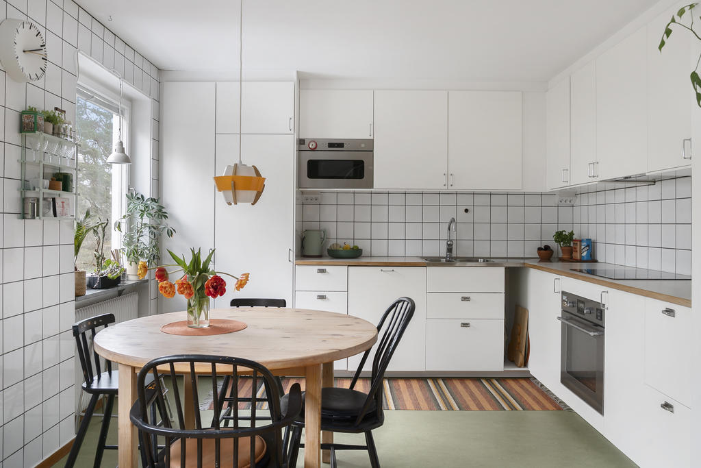 Renoverat kök  klassisk stil med integrerade vitvaror