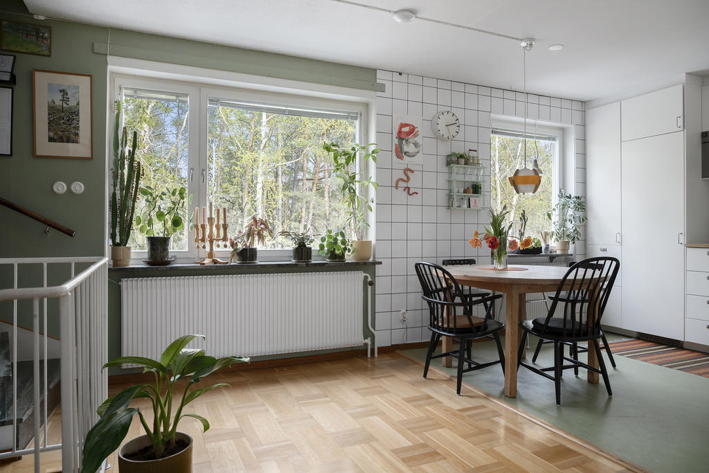 Ljust kök med matplats och detalj som kaklad vägg