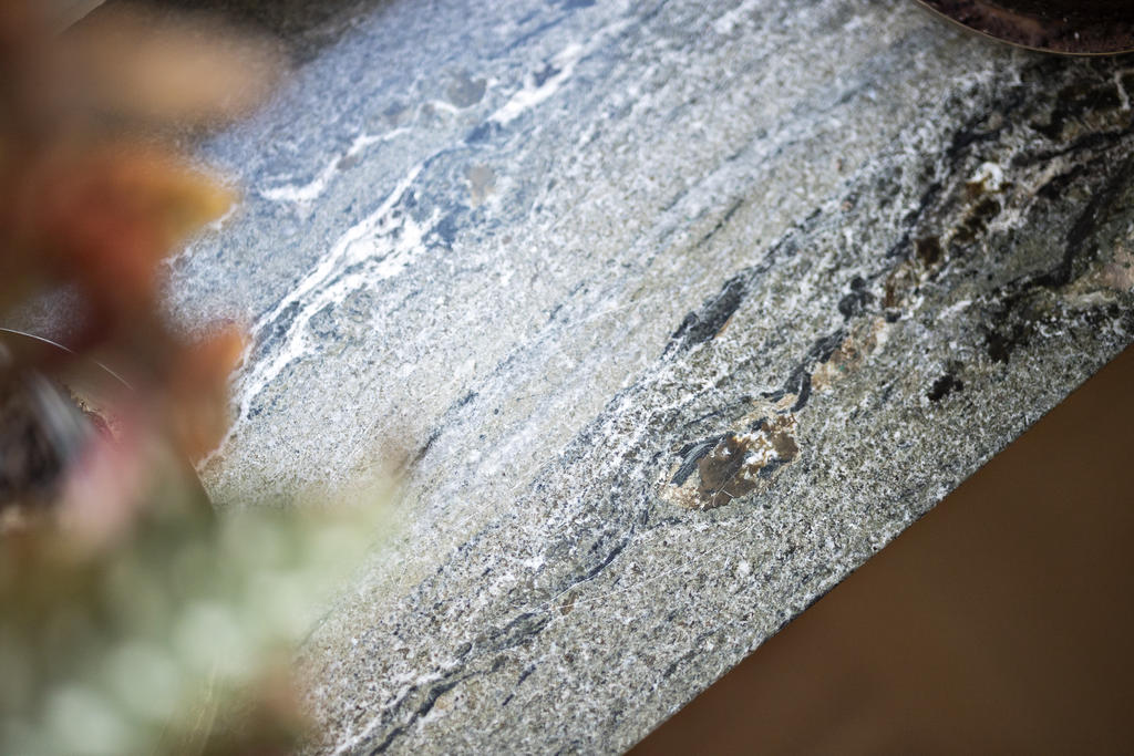 Djupa fönsterbänkar i grön marmor 