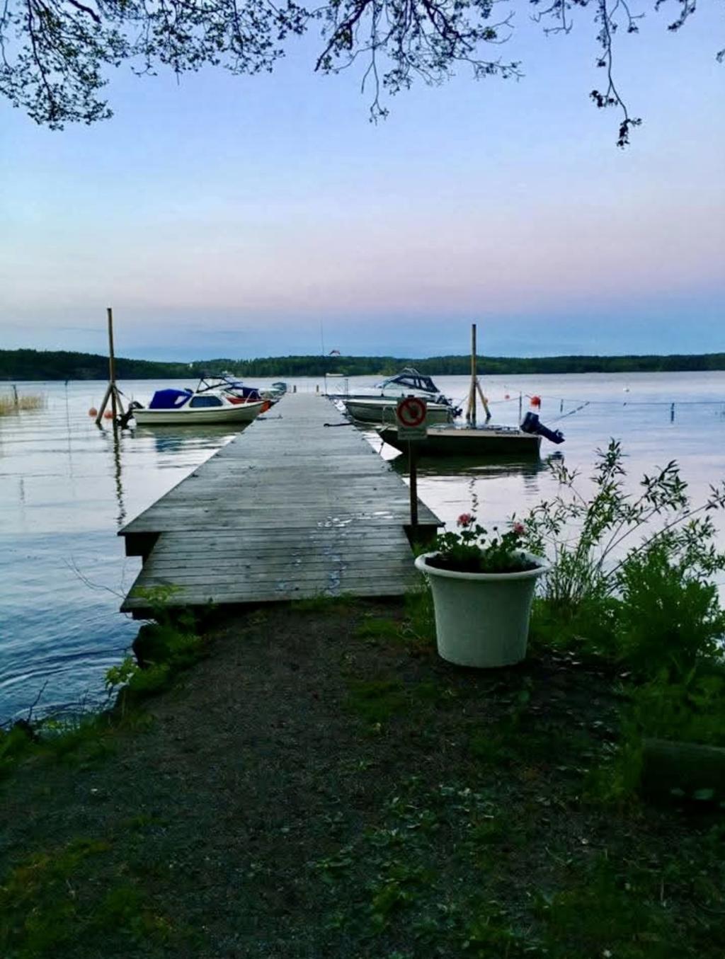 Kvällsbild av säljaren på båtbryggan i Mörby