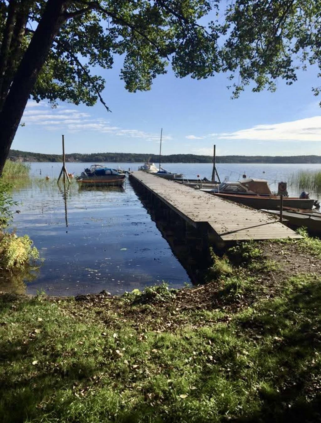 Båtbrygga i Mörby, säljarens bild
