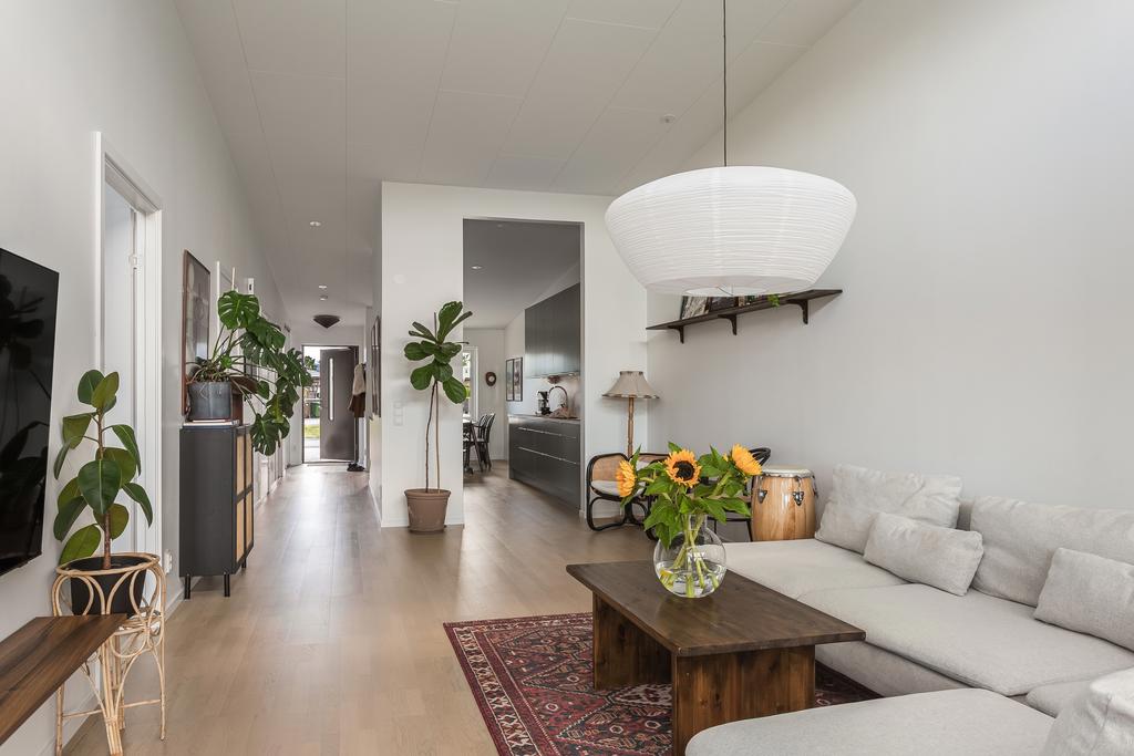  Här är varje detalj genomtänkt – från vattenburen golvvärme i samtliga rum till smakfulla materialval och tillval som skapar en varm och exklusiv atmosfär.