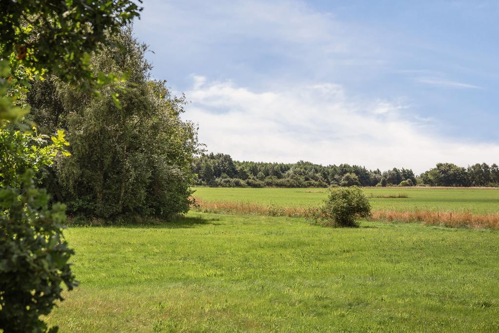 Med ett av områdets mest attraktiva lägen och närhet till både hav och Falkenbergs stadspuls, får du här det bästa av två världar – lugnet och det livfulla.
