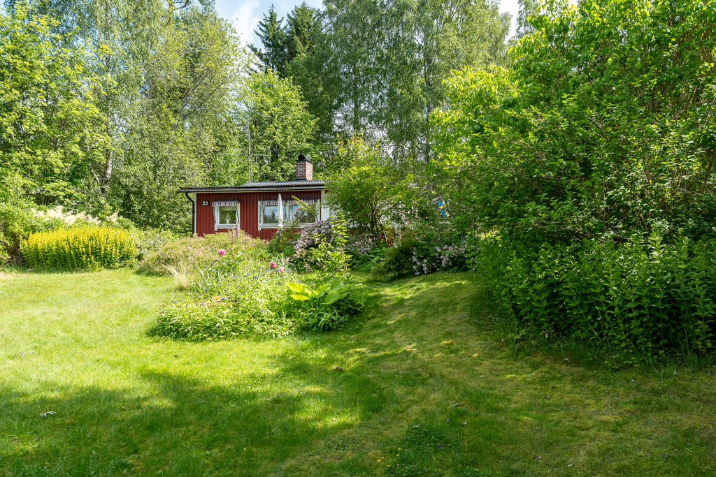 Trädgården och framsida huset