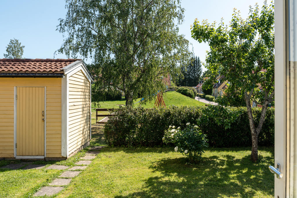 Trädgård mot lekparken/allmänning