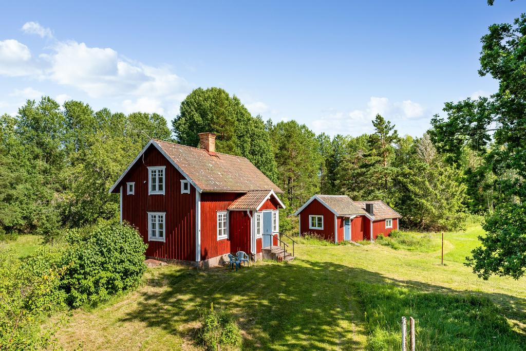 Huvudbyggnad samt gäststuga.