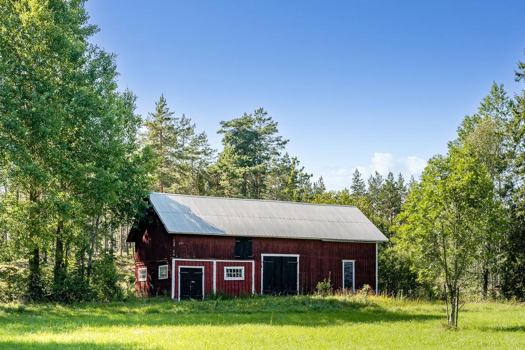 Ladan tillhörande fastigheten.