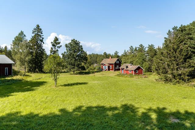 Tre byggnader med en tomt om ca 9000 kvm.