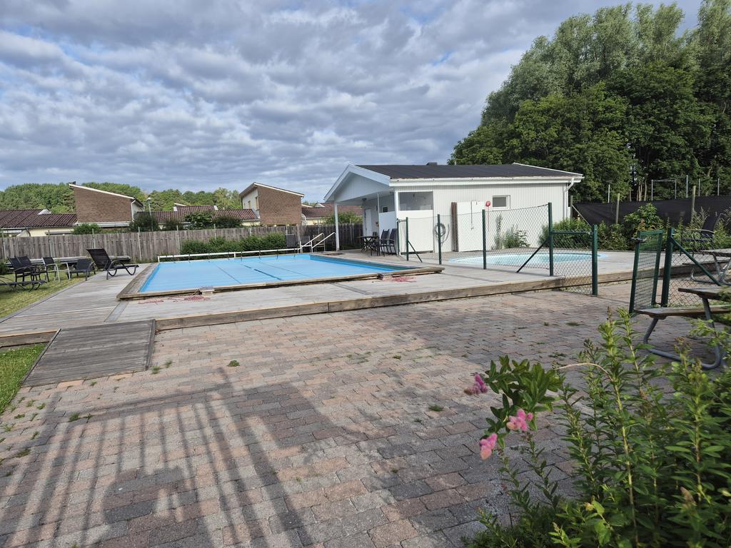 Gemensamt poolområde, i och vid anläggningshuset finns dusch, omklädningsrum och bastu.