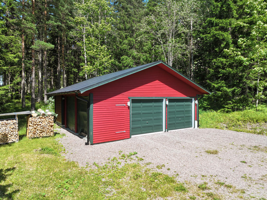 Dubbelgarage, hobbyrum och vedförråd
