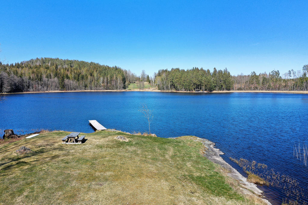 Badplats vid Östersbytjärnet, ca 1 km från stugan. 