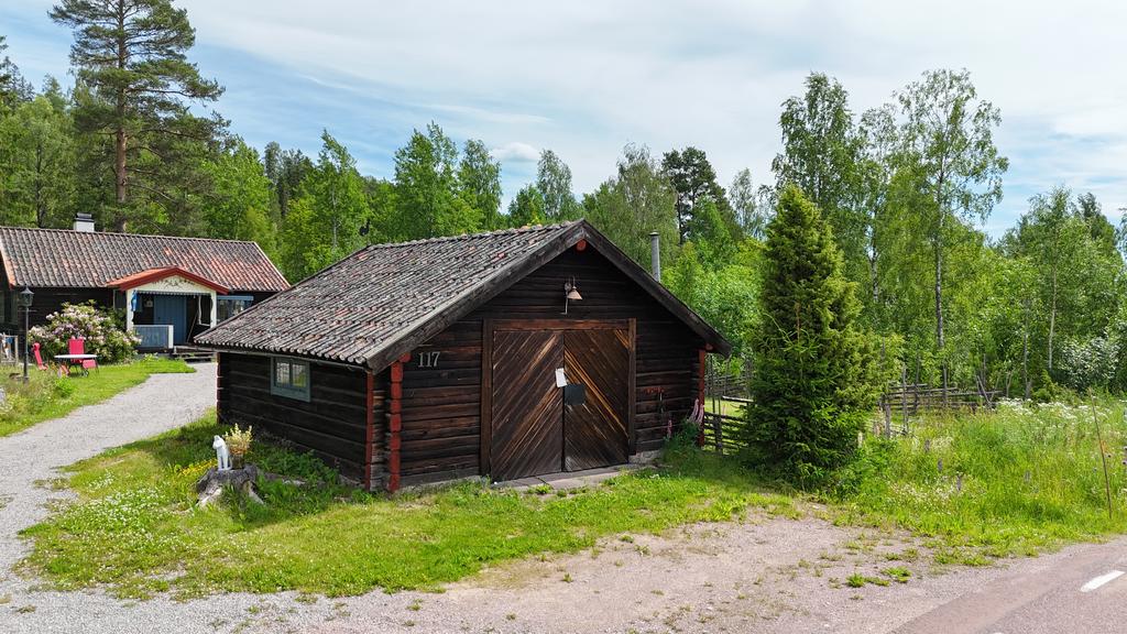 Här finns ett gediget garage. 